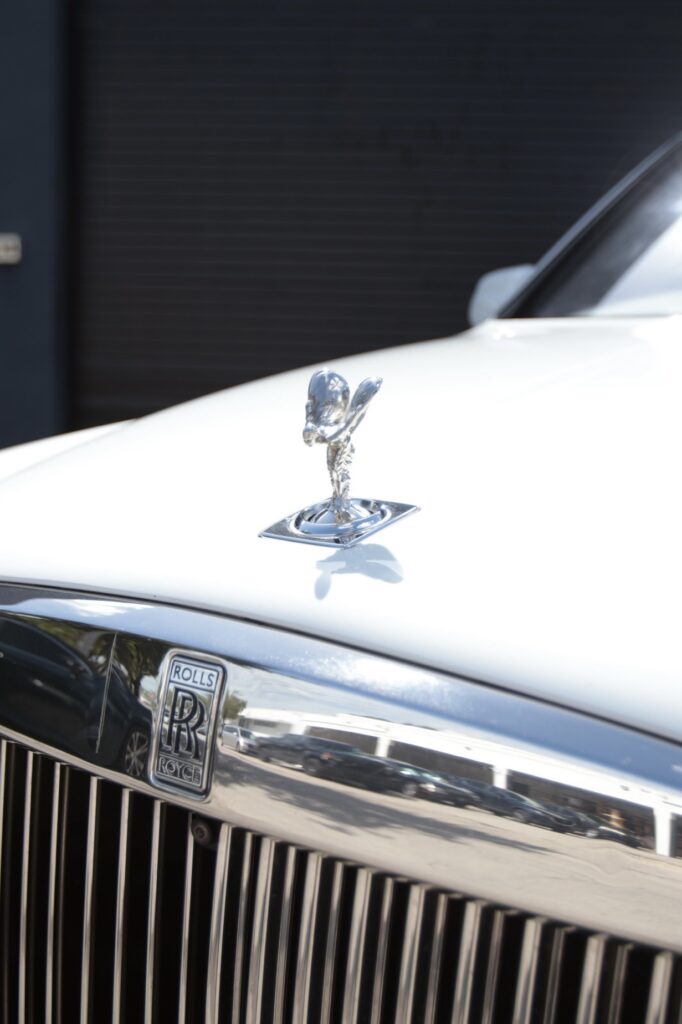 A close up of the hood ornament on a car.